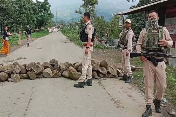 shootout broke out between 2 groups manipur- 3 including security personnel died