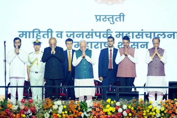 devendra fadnavis took oath as chief minister of maharastra