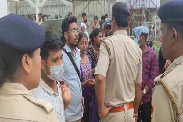 tet job aspirants gheraoed chief ministers residence demanding immediate release of results