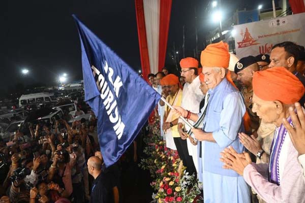 first batch of amarnath yatra leaves lg manoj sinha flagged off in jammu- 3-5 lakh devotees have registered so far