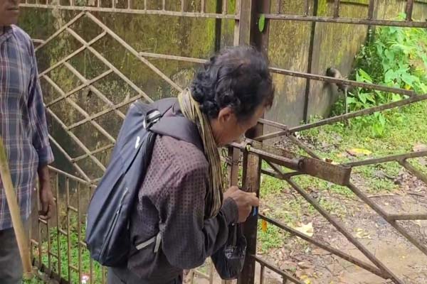 only one teacher each in 60 schools locals lock chawmanu school inspectors office