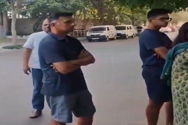 rahul dravid casts his vote in chappal- appeals to all to cast vote