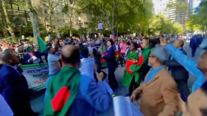 bangladeshi expats protest against yunus outside un hq