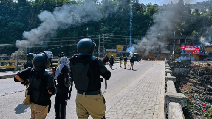 violent protests rock pakistan-occupied kashmir 10 dead over 100 injured