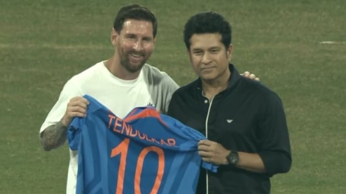 messi meets sachin at wankhede fans witness sporting history