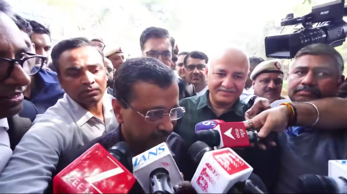 court rebukes cbi clears kejriwal  sisodia