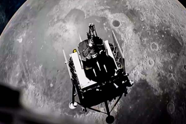 spacecraft change-6 lands on moons far side china