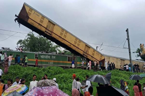 goods train hits kanchenjungha express in darjeeling- 15 dead