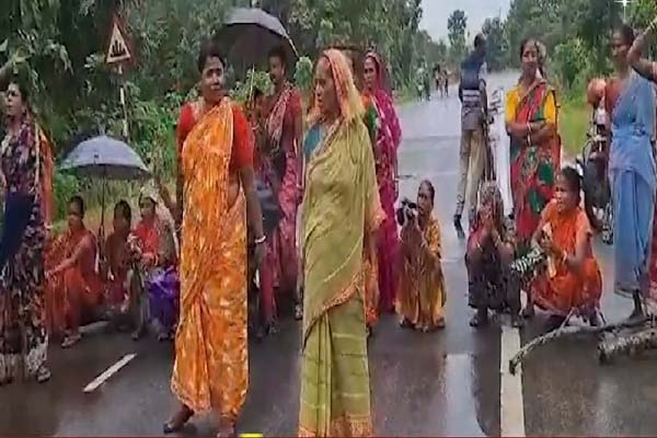 sabroom women blocked nh protesting liquor shop in populated area